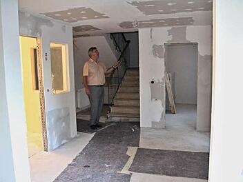 Bald wird es im Erdgeschoss, wo etwa das Einwohnermeldeamt untergebracht ist, freundlicher aussehen. Bürgermeister Helmut Dietz erklärt den Sachstand.  Foto: Helmut Will