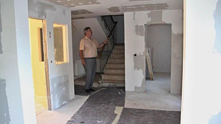 Bald wird es im Erdgeschoss, wo etwa das Einwohnermeldeamt untergebracht ist, freundlicher aussehen. Bürgermeister Helmut Dietz erklärt den Sachstand.  Foto: Helmut Will