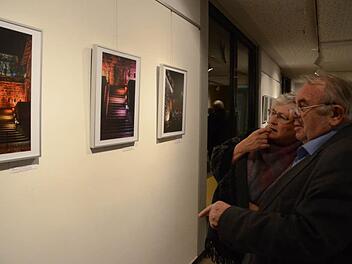 "Richtig schön!" so oder ähnlich war es immer wieder beim Rundgang durch die Fotogalerie zu hören. Foto: Karl-Heinz Hofmann
