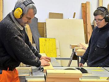 Florian Puff (rechts) schaut seinem "Meister" Harald Hebeis in der Schreinerwerkstatt des Strullendorfer Bauhofs aufmerksam zu. Foto: Andrea Spörlein