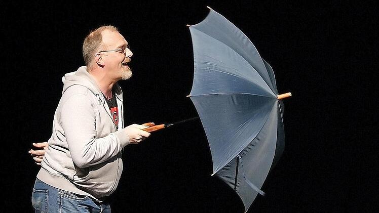 Schauspieler Markus Veith nimmt den Besucher mit hinter die Bühne und plaudert mit dem Publikum.  Foto: Katharina Müller-Sanke