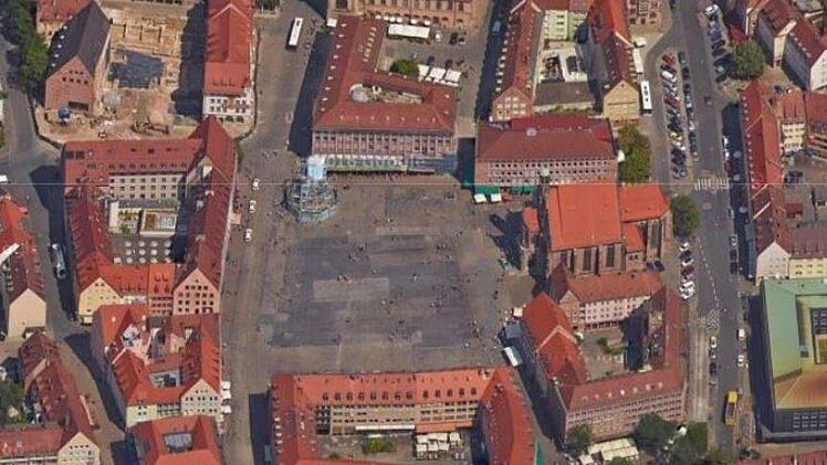 Im Winter findet jedes Jahr auf dem Hauptmarkt bei der Frauenkirche  der Christkindlesmarkt statt. Foto: Google Earth