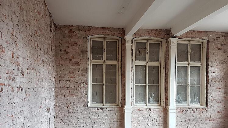 Außen Mauerwerk, innen ein historisches Fenster. Foto: Marco Meißner