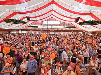 Tausende wollten den Anstich miterleben.  Foto: Ronald Rinklef