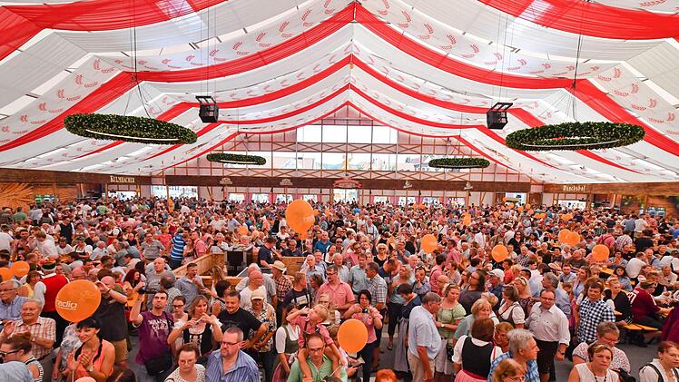 Tausende wollten den Anstich miterleben.  Foto: Ronald Rinklef