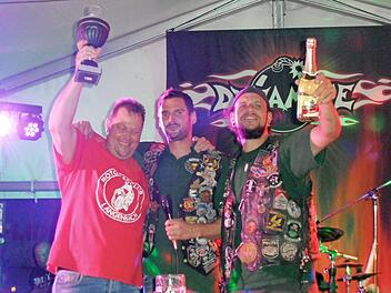 Pokalübergabe mit großem Jubel an den MRC Langenbach, der mit 16 Teilnehmern stärkste Gruppe war. Von links Thomas Horn (Präsident MRC Langenbach), Alexander Lucy (Präsident MF Welitsch) und Stefan Döring (Vizepräsident MF Welitsch) Foto: Karl-Heinz Hofmann