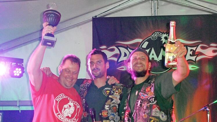 Pokalübergabe mit großem Jubel an den MRC Langenbach, der mit 16 Teilnehmern stärkste Gruppe war. Von links Thomas Horn (Präsident MRC Langenbach), Alexander Lucy (Präsident MF Welitsch) und Stefan Döring (Vizepräsident MF Welitsch) Foto: Karl-Heinz Hofmann