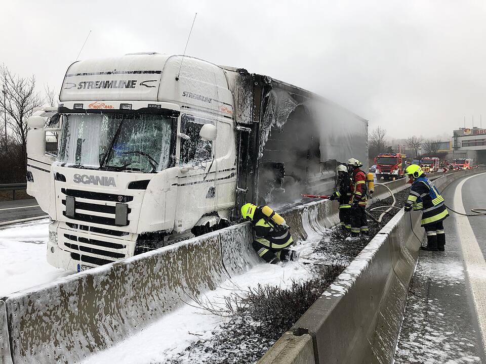 Nach Kollision mit Leitplanke: Lastwagen geht auf A9 in Flammen auf