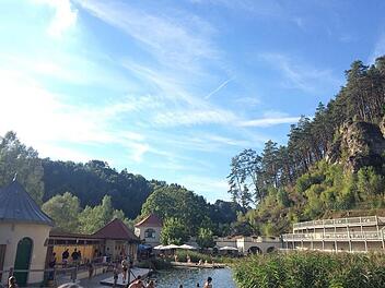 Im Felsenbad Pottenstein kann man die f&uuml;r die Fr&auml;nkischen Schweiz bekannten Felsen im Wasser genie&szlig;en.
