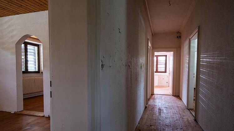 Längst verlassen sind die Wohnungen im Obergeschoss des Bahnhofsgebäudes. Foto: Jürgen Hüfner