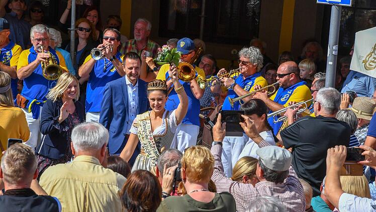 Alicia I. winkte fröhlich in die Menge, während die Musiker von La banda de Cournon aus der französischen Partnerstadt den Ton angaben. Hinter beziehungsweise links neben der Korbstadtkönigin Bürgermeister Hügerich und Schirmherrin Claudia Koreck. Beim Einzug über den Marktplatz zum Hauptpodium ging es schon eng zu.