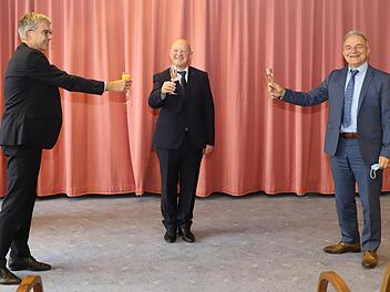 Die feierliche Verabschiedung von Robert Keppner und die Vorstellung von Wolfgang Hilleprandt fand im Festsaal des Parkwohnstifts Bad Kissingen  statt: (von links)  Robert Keppner, ehemaliger Direktor des Parkwohnstiftes, Martin Ulses, Gesch&auml;ftsf&uuml;hrer der Parkwohnstift gGmbH und des AWO Bezirksverbandes Unterfranken, und Wolfgang Hilleprandt, neuer Direktor der Seniorenresidenz Parkwohnstift.  Foto: Alexandra Seifert