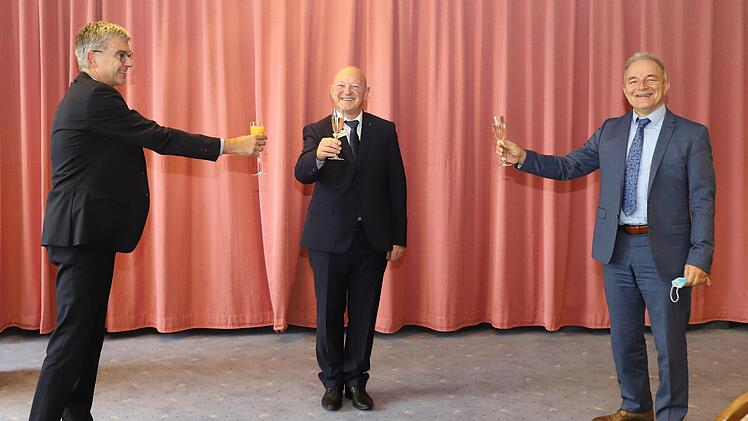 Die feierliche Verabschiedung von Robert Keppner und die Vorstellung von Wolfgang Hilleprandt fand im Festsaal des Parkwohnstifts Bad Kissingen  statt: (von links)  Robert Keppner, ehemaliger Direktor des Parkwohnstiftes, Martin Ulses, Geschäftsführer der Parkwohnstift gGmbH und des AWO Bezirksverbandes Unterfranken, und Wolfgang Hilleprandt, neuer Direktor der Seniorenresidenz Parkwohnstift.  Foto: Alexandra Seifert