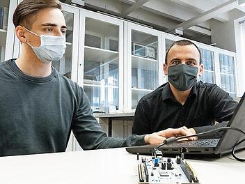 Die Platine vorne ist ein Nucleoboard: Sebastian Michel schreibt darüber seine Masterarbeit bei Prof. Peter Johann Raab.  Foto: Julian Uebe/Hochschule