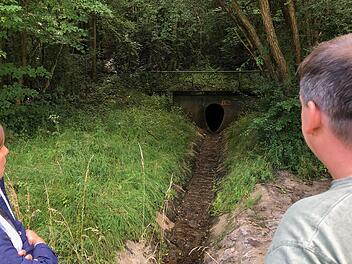 Bundestagsabgeordnete Manuela Rottmann (links), rechts Marktgemeinderat Volker Partsch am Oberlauf des Deißelbachs an einem der Entwässerungskanäle der BAB7. Foto: Fabian Hamák