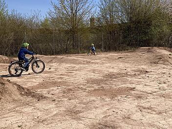 Ab Samstag dürfen die Kinder offiziell auf der Dirtbike-Strecke fahren. Foto: Thomas Wedler