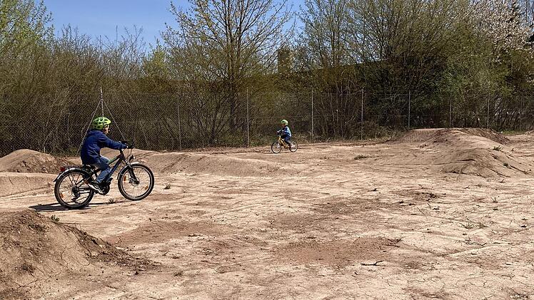 Ab Samstag dürfen die Kinder offiziell auf der Dirtbike-Strecke fahren. Foto: Thomas Wedler