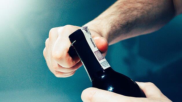 Weinflaschen kannst du auch ohne Korkenzieher &ouml;ffnen - mit einfachen Alltagsgegenst&auml;nden.