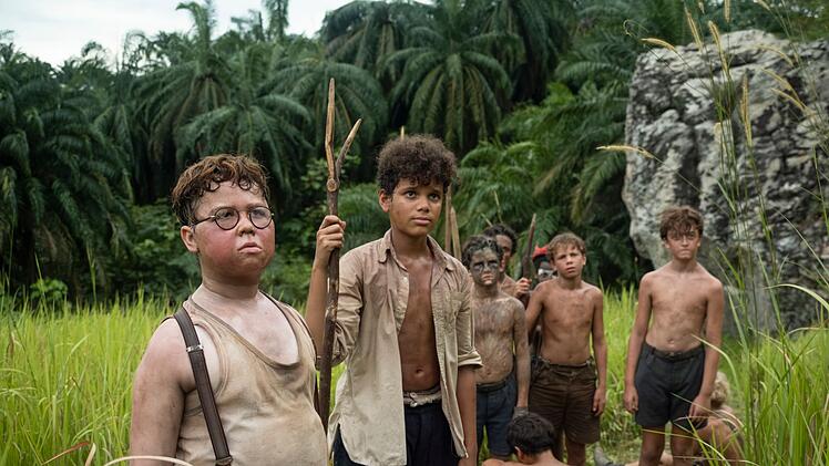 Nach einem Flugzeugabsturz stranden Jungen im Alter von sechs und zw&ouml;lf Jahren auf einer einsamen Insel. Die vierteilige Serie "Lord of the Flies" zeigt, wie fragil Ordnung und Zusammenhalt sein k&ouml;nnen.