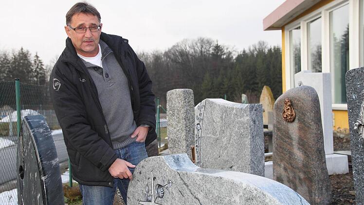 Hans-Jürgen Storch war früher eine Größe im Lokalsport. Heute verkauft er Grabsteine ...