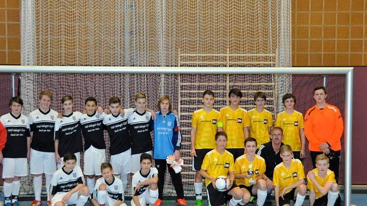 Das Endspiel der C-Junioren gewann der TSV Ebensfeld (gelbe Trikots) gegen den FC Sand (schwarz-weiße Spielkleidung) knapp mit 3:2.