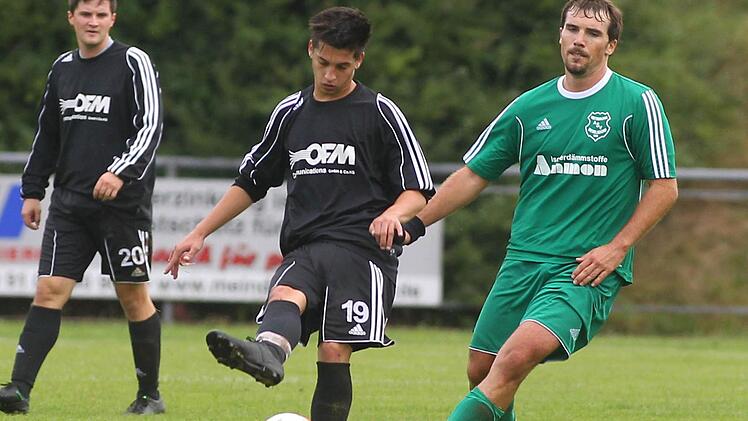 Der 21-jährige Burgkunstadter Bastian Gutgesell (Mitte) ließ sein Team mit seinem Treffer zum 4:3 nach vier Niederlagen zuletzt wieder einmal über einen Dreier jubeln.  Foto: Archiv/Wolfgang Zink