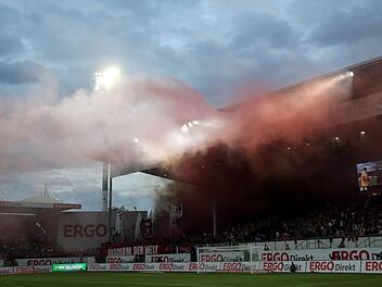SpVgg Greuther Fürth - 1. FC Nürnberg am 11.08.2014 im Stadion am Laubenweg in Fürth. Rauchwolken steigen aus dem Nürnberger Fanblock auf. Foto: Daniel Karmann/dpa