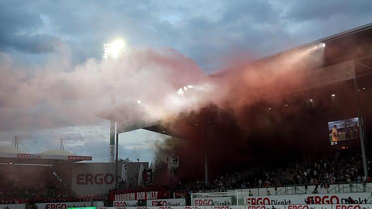 SpVgg Greuther Fürth - 1. FC Nürnberg am 11.08.2014 im Stadion am Laubenweg in Fürth. Rauchwolken steigen aus dem Nürnberger Fanblock auf. Foto: Daniel Karmann/dpa