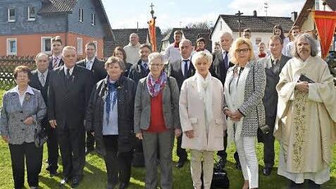 Die Jubelkommunikanten in Welitsch mit Pater Helmut Haagen (rechts) Foto: K.- H. Hofmann