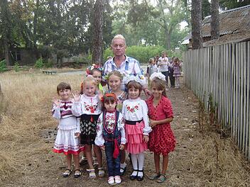 Kinder begrüßen Dieter Wolf im Dorf Fedoriwka.Foto: privat