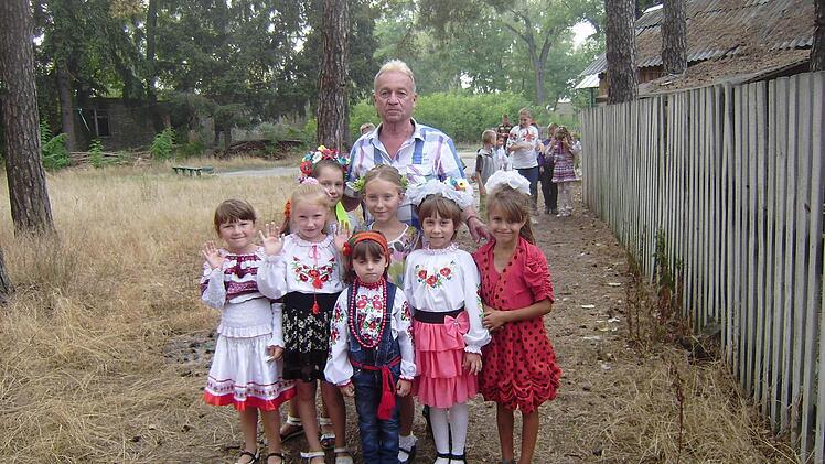 Kinder begrüßen Dieter Wolf im Dorf Fedoriwka.Foto: privat