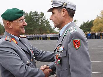 Brigadegeneral Gert-Johannes Hagemann (links) gratuliert Oberst Hans Sahm zum Ehrenkreuz. Foto: Arkadius Guzy