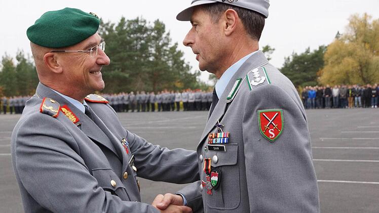 Brigadegeneral Gert-Johannes Hagemann (links) gratuliert Oberst Hans Sahm zum Ehrenkreuz. Foto: Arkadius Guzy
