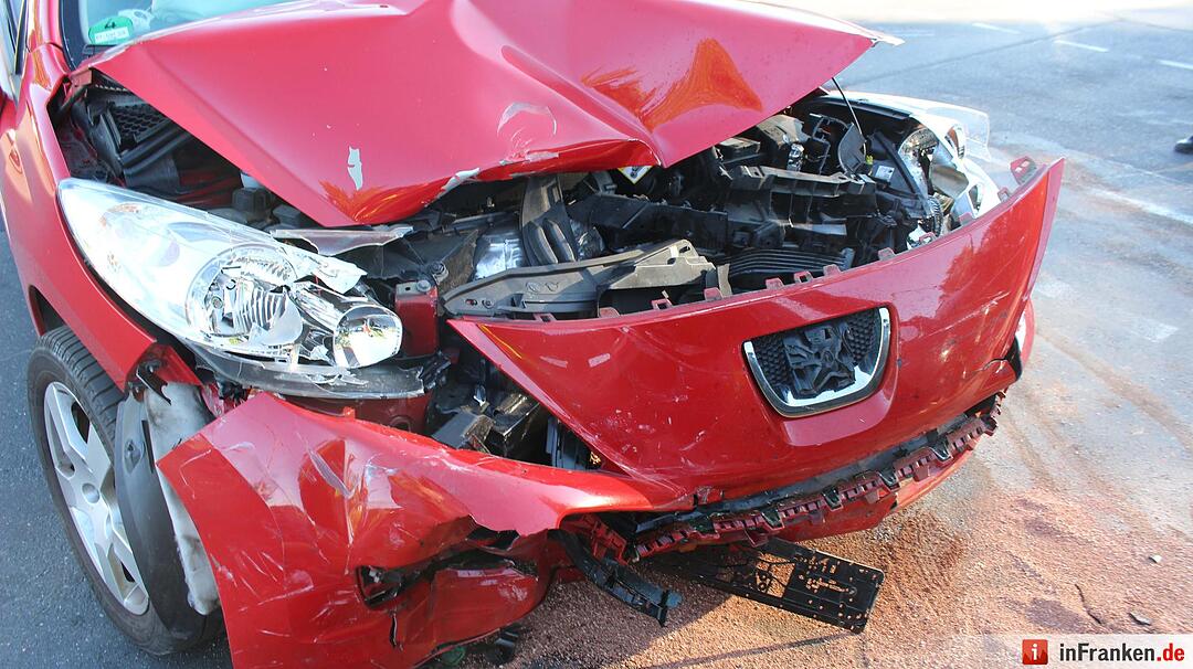 Frontalcrash zweier Pkw im Kreuzungsbereich - Beide Fahrerinnen schwer verletzt