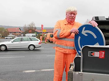 Dieter Fröhlich und sein Team haben den provisorischen Kreisel vor der Einfahrt zu Großenbrach am Mittwochvormittag wieder abgebaut. Sechs Monate lang wurden die Autofahrer vor dem Gewerbegebiet "Mangelsfeld" durch den "Lego-Kreisel" gelotst. Foto: Carmen Schmitt