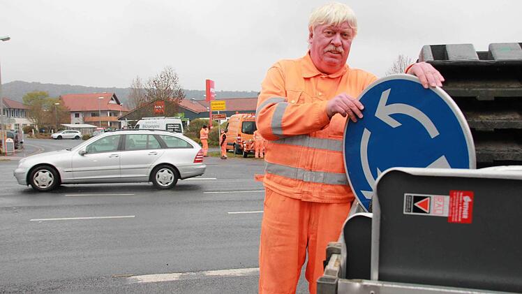 Dieter Fröhlich und sein Team haben den provisorischen Kreisel vor der Einfahrt zu Großenbrach am Mittwochvormittag wieder abgebaut. Sechs Monate lang wurden die Autofahrer vor dem Gewerbegebiet "Mangelsfeld" durch den "Lego-Kreisel" gelotst. Foto: Carmen Schmitt