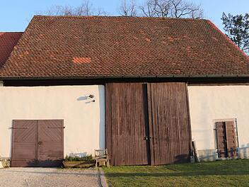 Der Stiftungsrat der Adelsdorfer Schlossstiftung denkt über einen Umbau der alten Scheune nach.    Foto: Johanna Blum