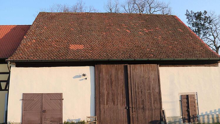 Der Stiftungsrat der Adelsdorfer Schlossstiftung denkt über einen Umbau der alten Scheune nach.    Foto: Johanna Blum