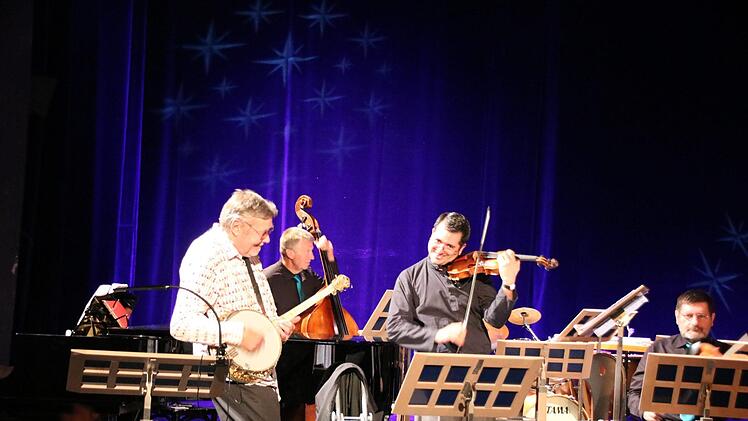 Die Frankfurt Swing All Stars standen zum ersten Mal mit dem Bad Kissinger Kurorchester auf der Bühne. Foto: Ralf Ruppert