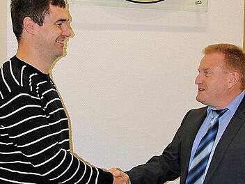 Als neuer Feldgeschworener für Maßbach wurde Markus Rösch (links) von  Bürgermeister Matthias Klement  vereidigt. Foto: Dieter Britz