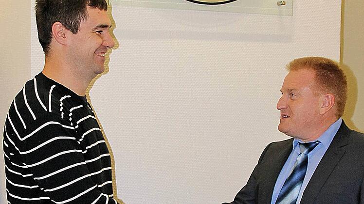 Als neuer Feldgeschworener für Maßbach wurde Markus Rösch (links) von  Bürgermeister Matthias Klement  vereidigt. Foto: Dieter Britz