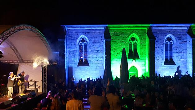 Samstagabend, die Band "React" heizt bei sommerlichen Temperaturen ein - der H&ouml;hepunkt des ersten "Schlosshof-Rocks" auf dem Kirchenplatz. Foto: Olaf Kaddatz