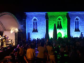 Samstagabend, die Band "React" heizt bei sommerlichen Temperaturen ein - der Höhepunkt des ersten "Schlosshof-Rocks" auf dem Kirchenplatz. Foto: Olaf Kaddatz
