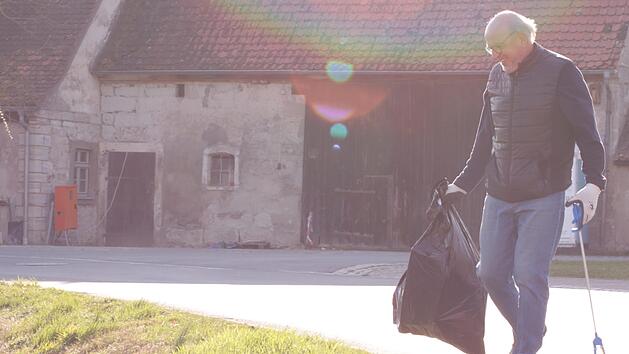 Auch Dieter Bock beteiligt sich an der Aktion, die in Ailsbach heuer das gemeinschaftliche "Ramadama" ersetzt.    Foto: Yannick Hupfer