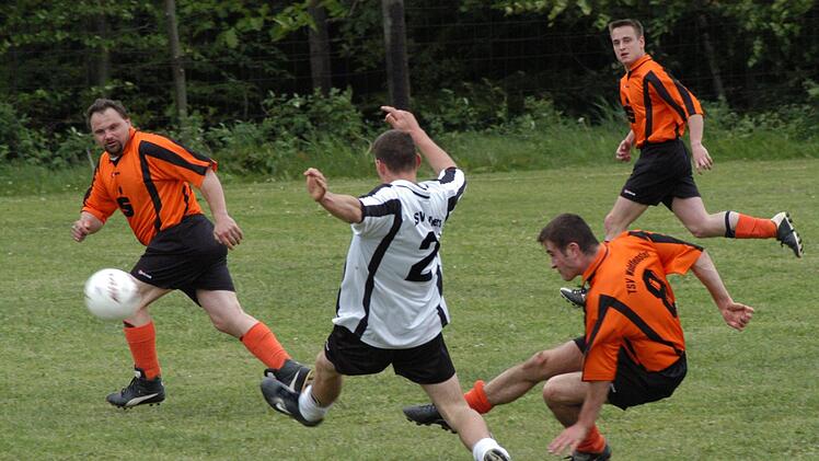 In dieser Szene gr&auml;tscht der Volkerser Andreas Brust (Bildmitte) vergeblich in einen Schuss von Jens Baumann (rechts) vom TSV Waldfenster. Foto: ssp