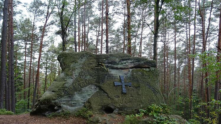 Heute ist die Teufelskanzel von Wald umschlossen. Kinder spielen wohl inzwischen anders. Ein beeindruckender Ort ist sie geblieben.