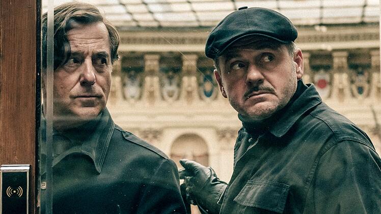 Der Kunstdetektiv von Allmen (Heino Ferch) und sein Butler Carlos (Samuel Finzi) haben es auf eine erotische Sammlung von Mei&szlig;ner Porzellan abgesehen.