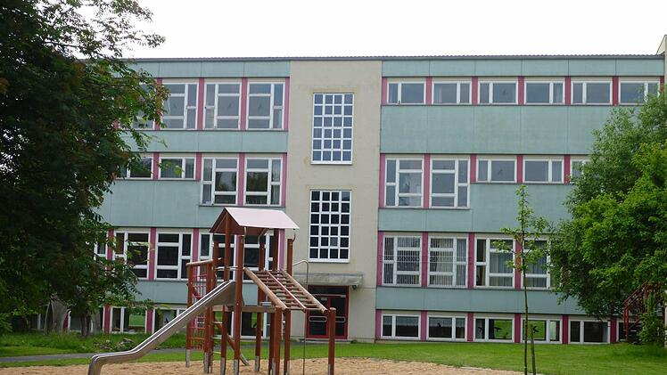 Die Mittelschule in Langendorf wird zunächst (?) überleben, weil auch Euerdorfer Kinder sie besuchen.  Foto: Edgar Bartl