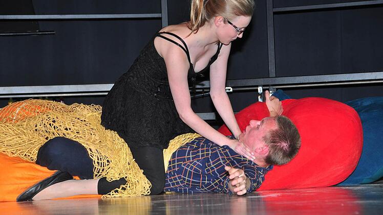 "Auf der Greifswalder Straße" heißt die neueste Produktion der Theatergruppe der Mittel- und Oberstufe des Regiomontanus-Gymnasiums Haßfurt unter der Regie von Katrin Hiernickel mit der Projektband unter der Leitung von Alexandra Weber, die bei der Premiere großen Beifall fand. Unser Bild zeigt Elisabeth Melber als Frau mit den grünen Augen und Lorenz Schneidmadel als Rudolf.  Foto: ul