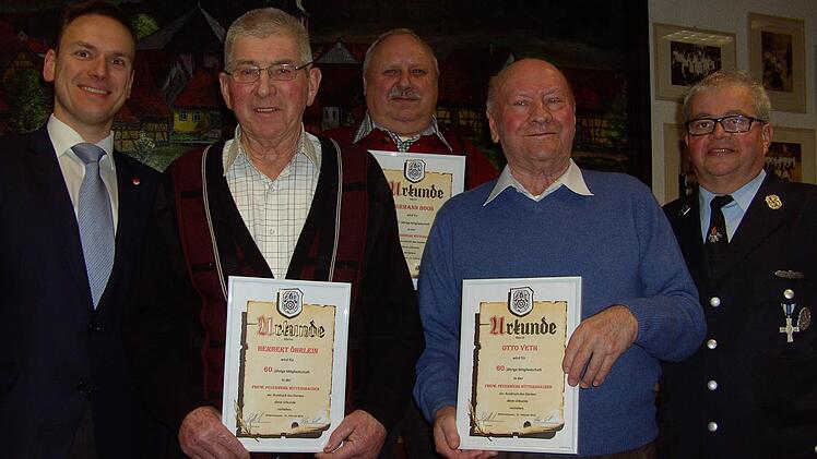 Drei Mitglieder wurden für 50- und 60-jährige Treue zur Freiwilligen Feuerwehr Wittershausen ausgezeichnet: Auf dem Bild sind (von links) 3. Bürgermeister Mario Götz, Herbert Öhrlein (60), Hermann Boos (50), Otto Veth (60) und Vorstand Lothar Sell zu sehen.  Fotos: Udo Sell